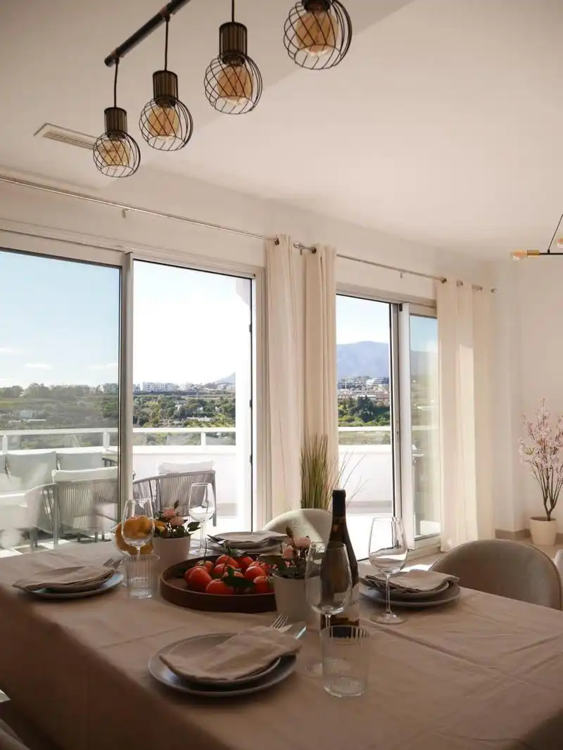 Habitación de Apartamento de alquiler en Estepona con Aire acondicionado, Terraza y Piscina