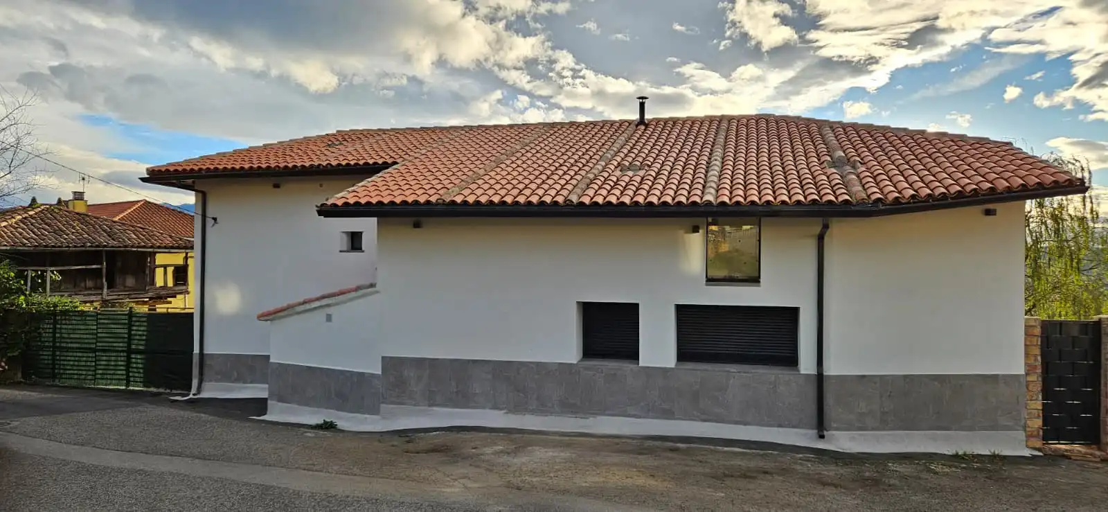 Vista exterior de Casa o xalet en venda en Oviedo  amb Aire condicionat, Calefacció i Jardí privat