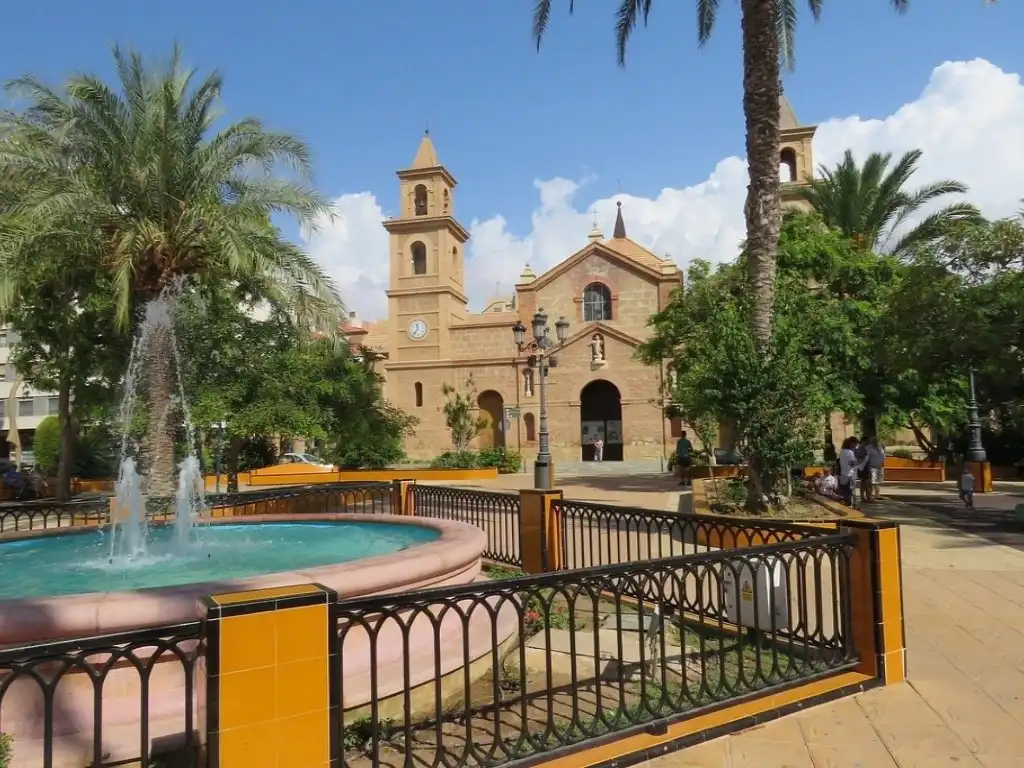 Vista exterior de Casa o chalet en venta en Torrevieja con Aire acondicionado, Jardín privado y Piscina
