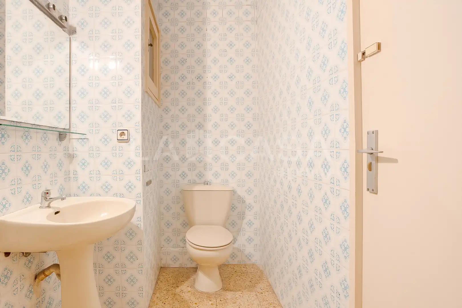 Badezimmer von Wohnung zum Verkauf in Barcelona mit Balkon