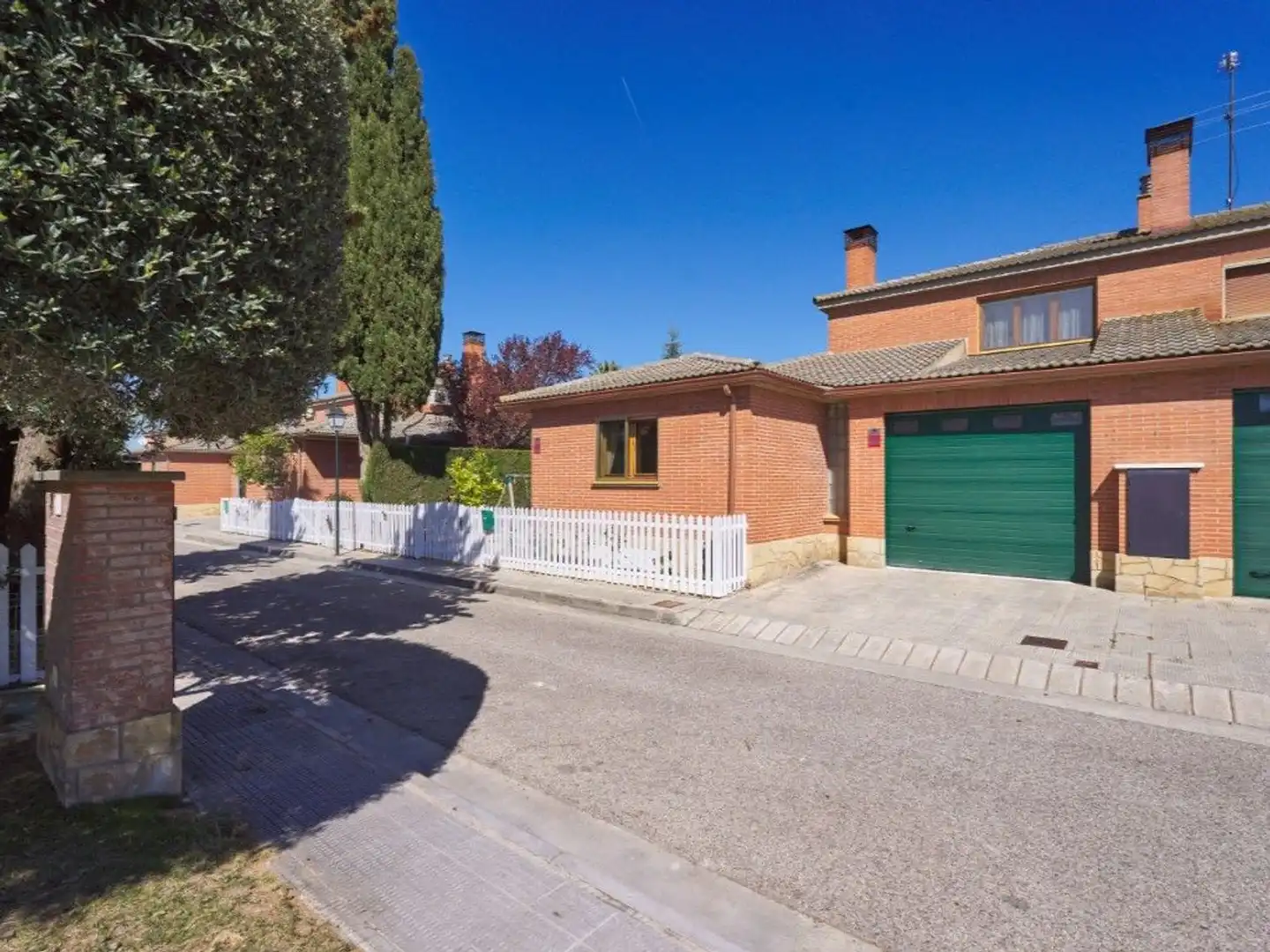 Vista exterior de Casa o xalet en venda en Zaragoza amb Aire condicionat, Calefacció i Jardí privat