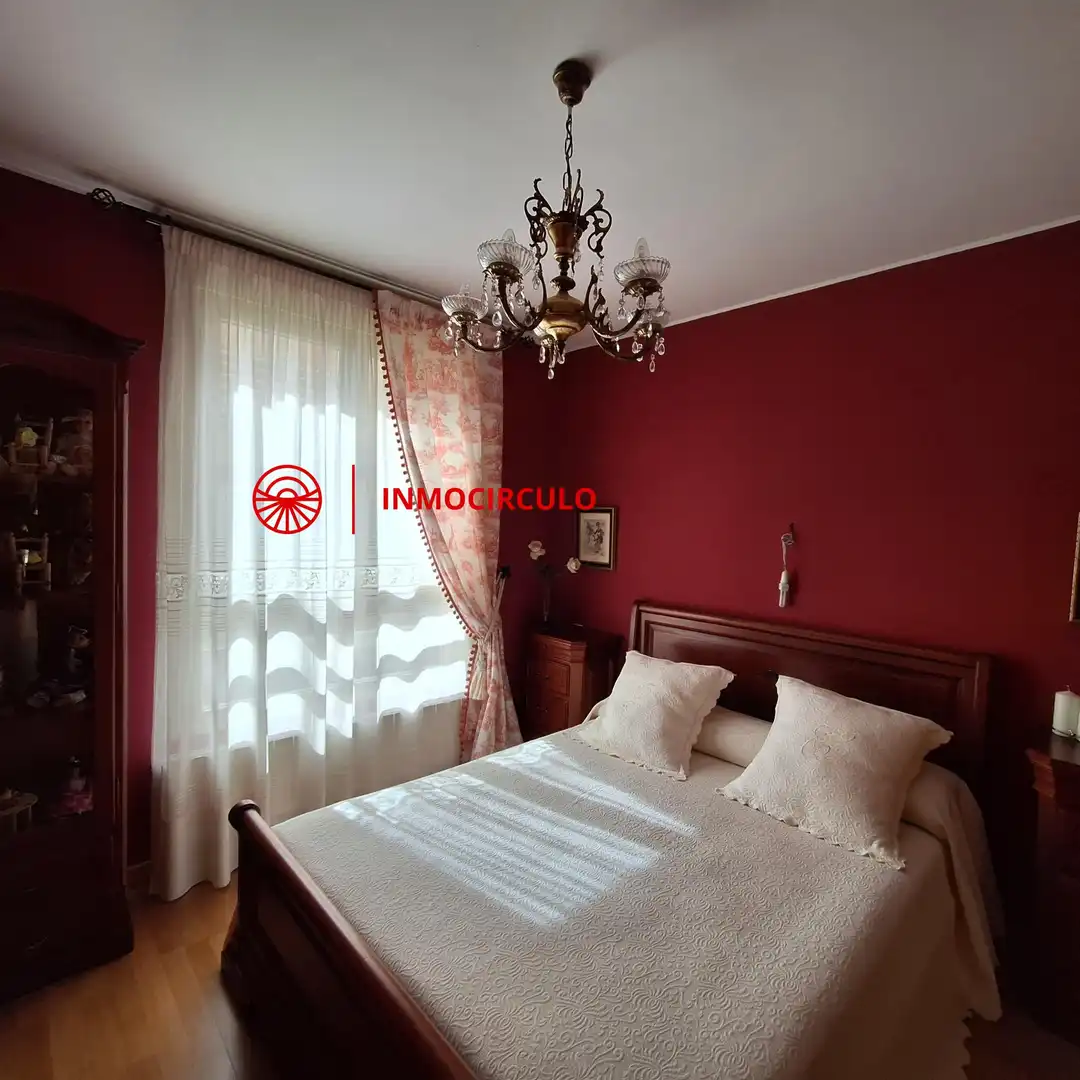 Dormitori de Casa adosada en venda en Burgos amb Jardí privat, Terrassa i Traster