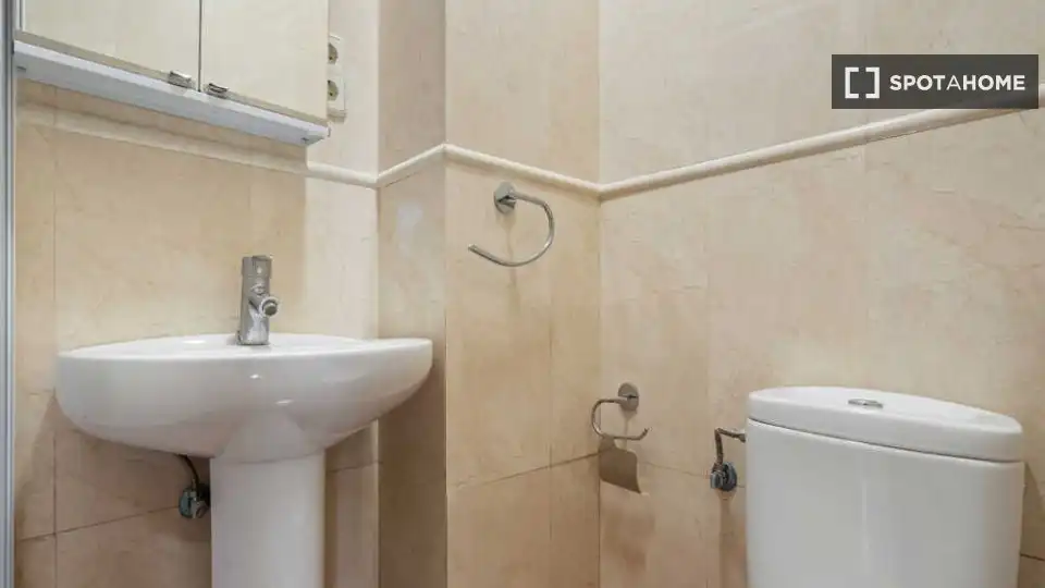 Baño de Piso de alquiler en Madrid con Aire acondicionado, Calefacción y Amueblado