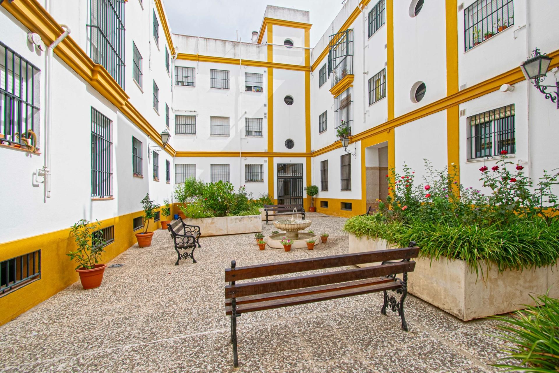 Vista exterior de Piso en venta en  Sevilla Capital con Trastero
