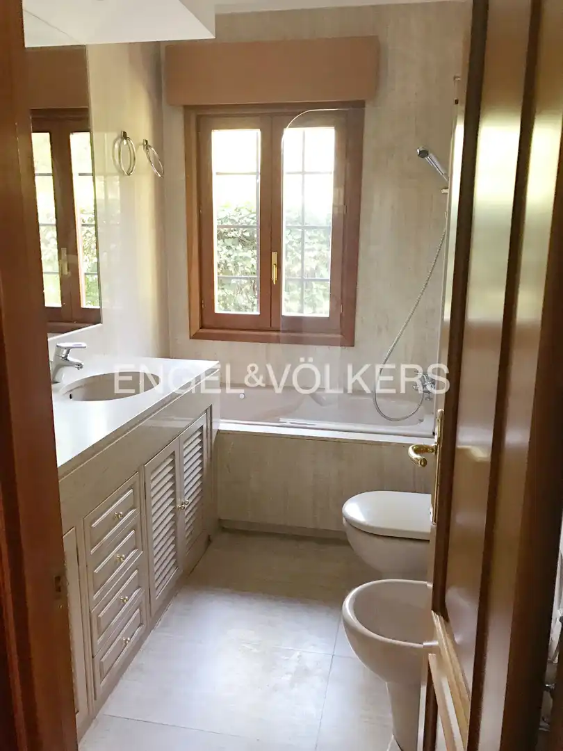 Bathroom of Apartments for rent in Madrid  with Air Conditioner, Heating and Private garden