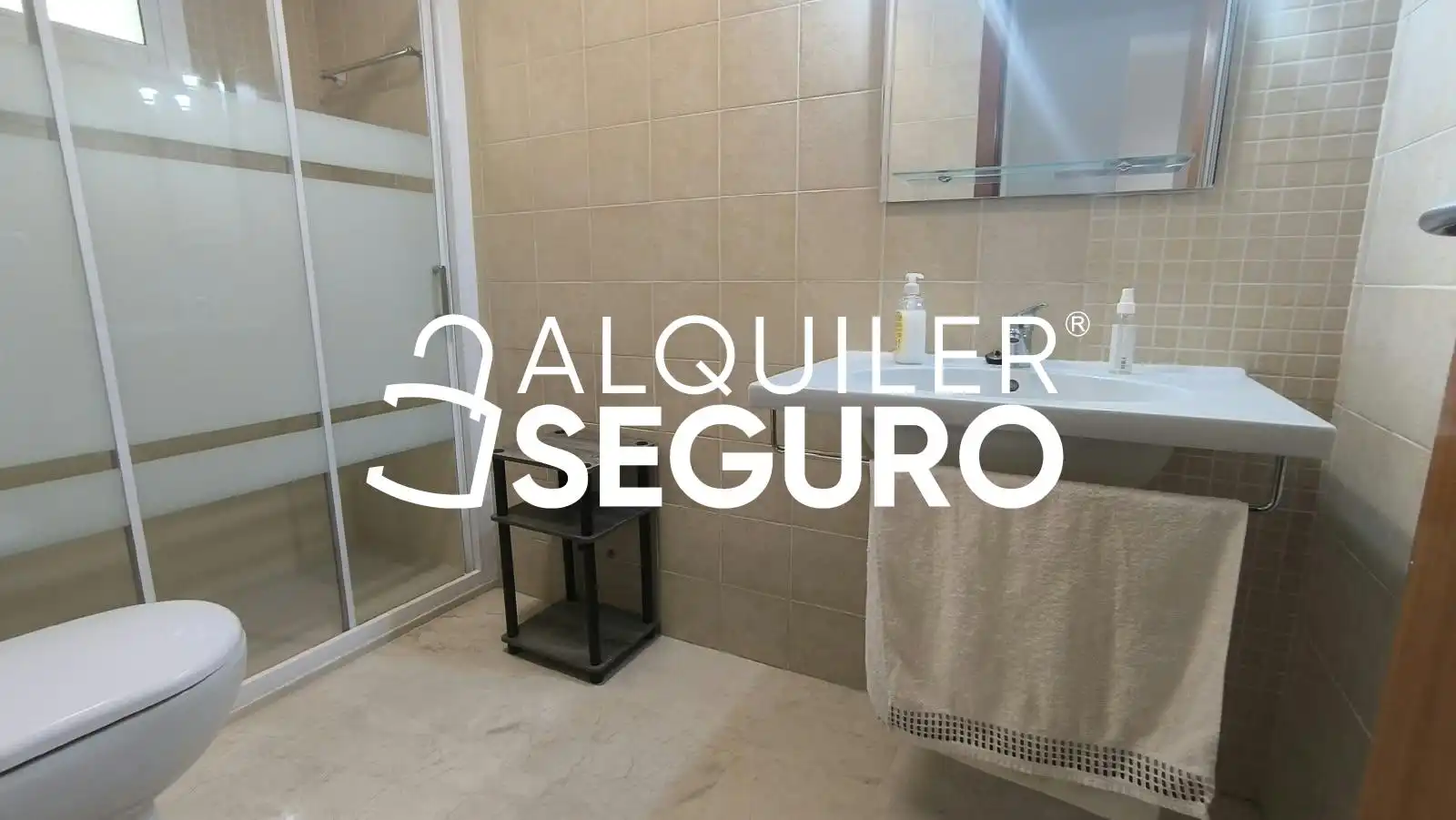 Baño de Piso de alquiler en Dos Hermanas con Aire acondicionado, Piscina y Amueblado