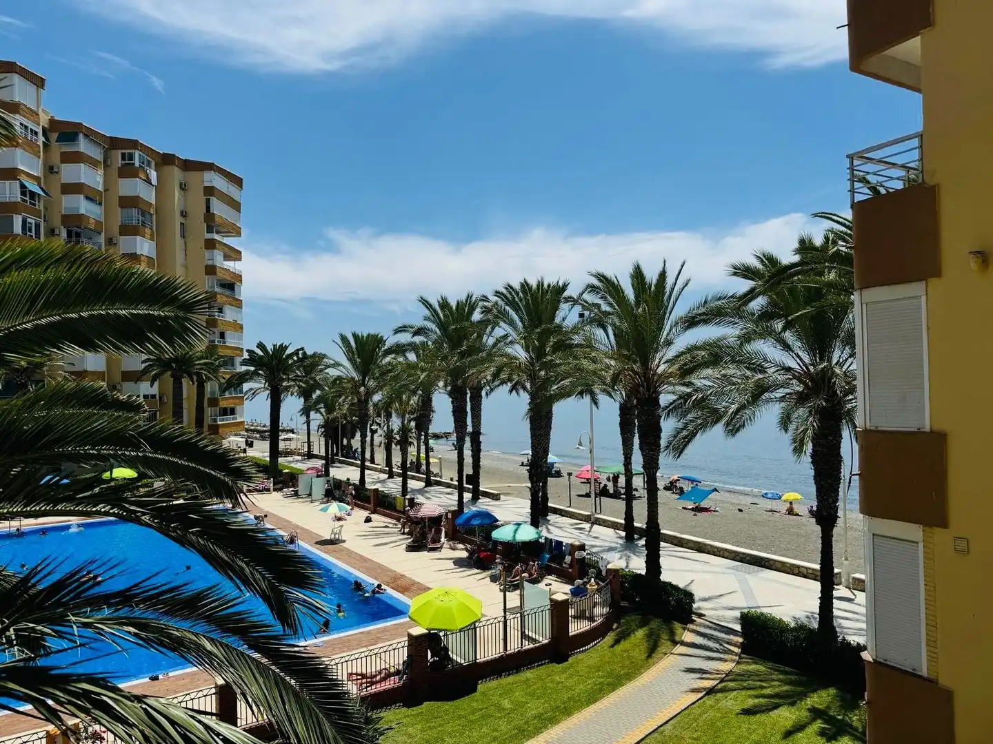 Vista exterior de Pis en venda en Algarrobo amb Piscina comunitària