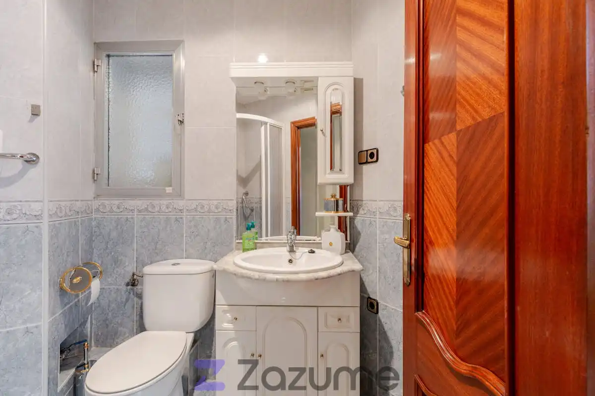 Bathroom of Flat for rent in Madrid  with Heating, Furnished and Washing machine
