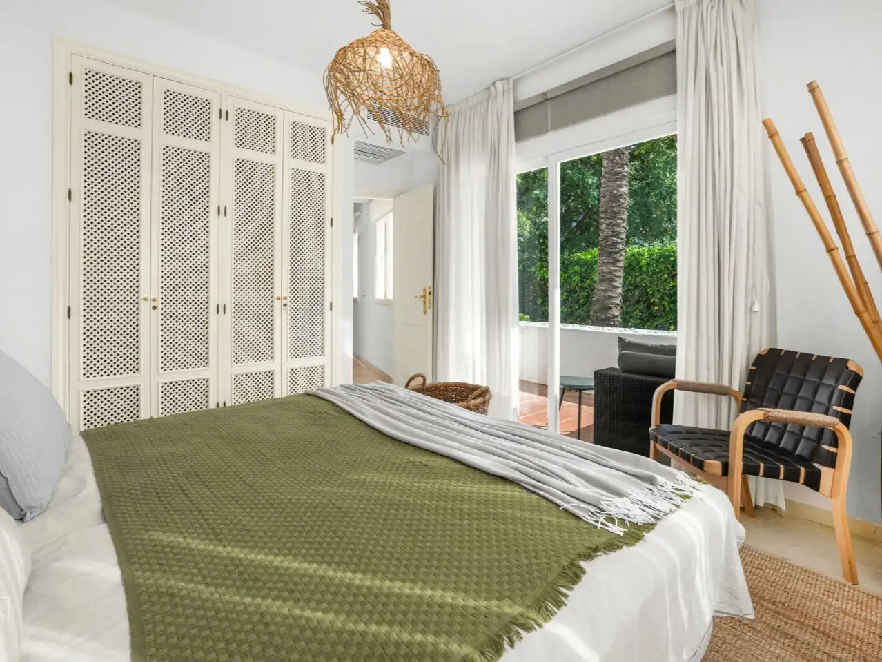 Bedroom of Apartments for sale in Nueva Andalucía