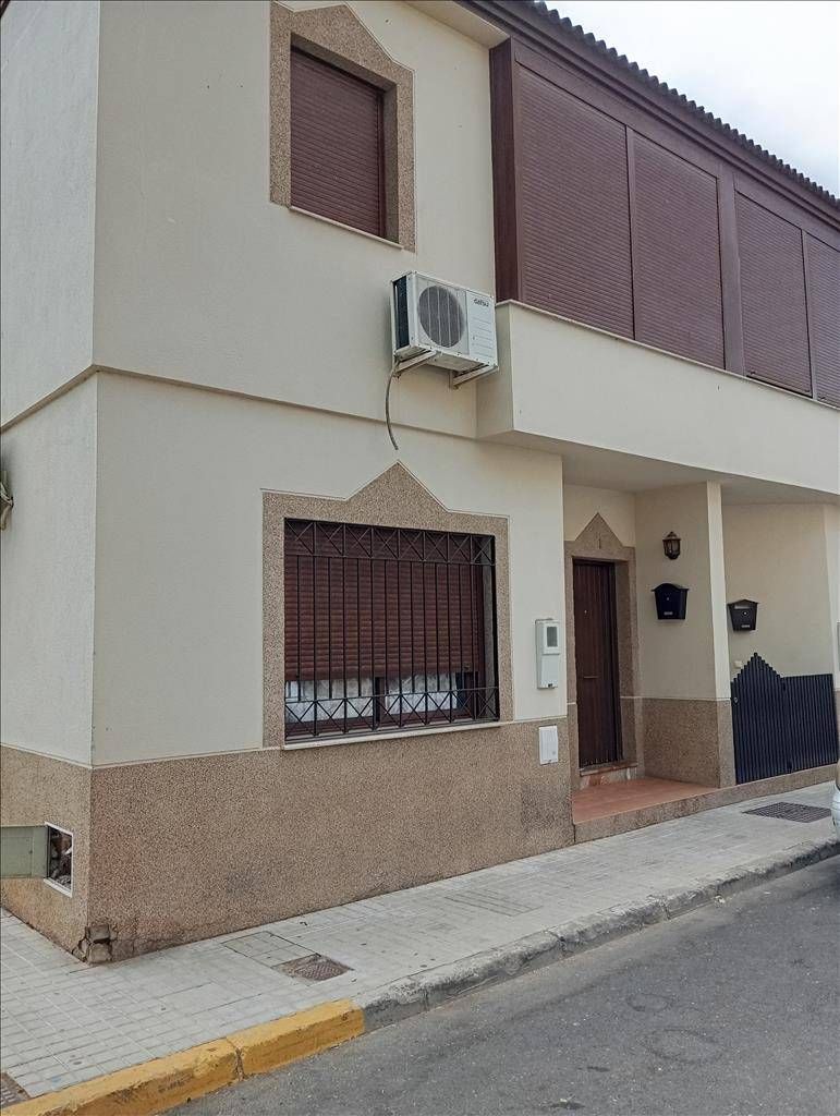 Vista exterior de Casa adosada en venda en Guillena amb Terrassa