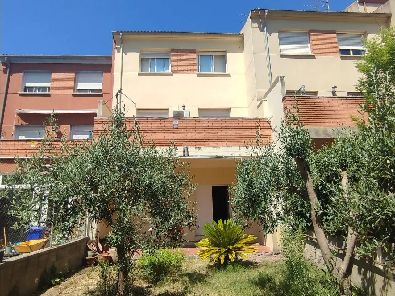 Vista exterior de Casa o xalet en venda en La Granada amb Aire condicionat, Calefacció i Jardí privat