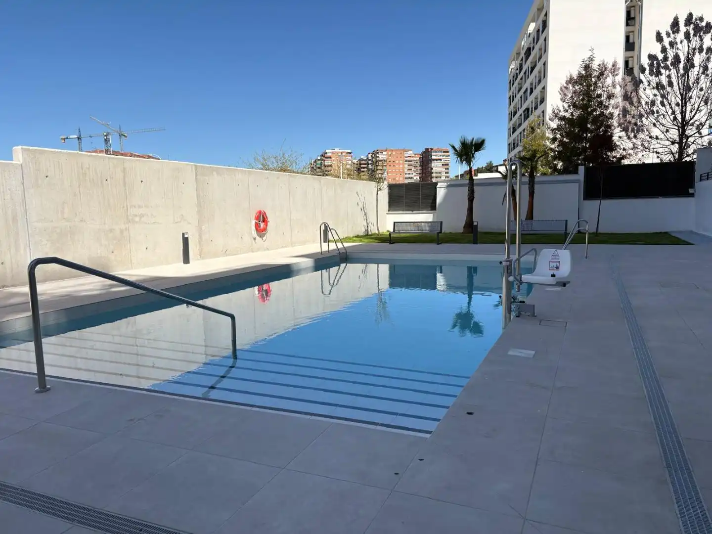 Piscina de Oficina en venta en Granada con Aire acondicionado, Calefacción y Terraza