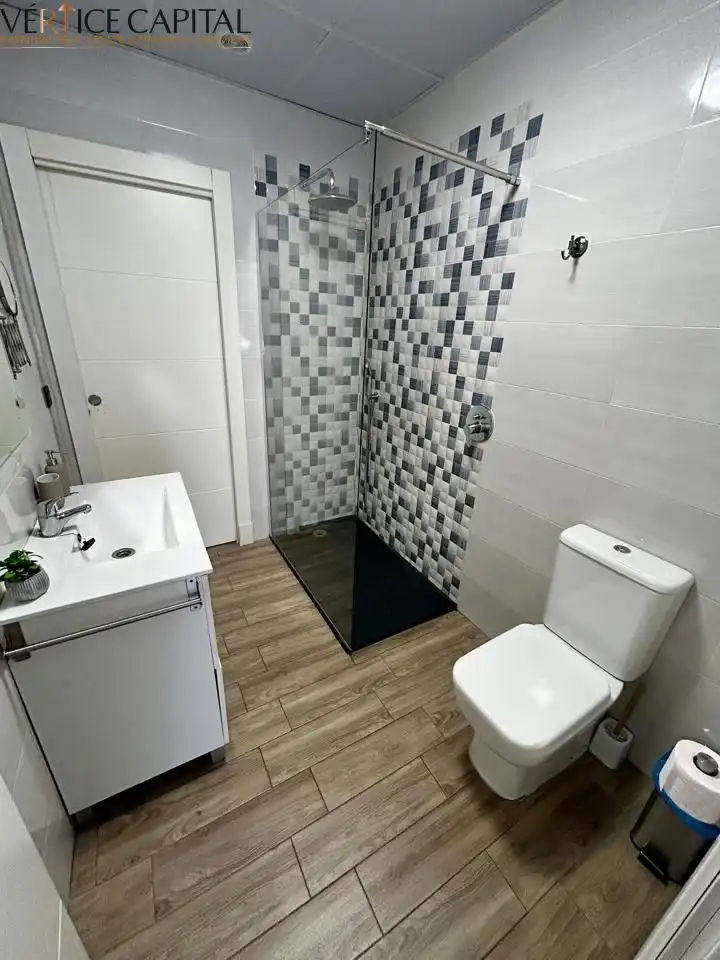 Baño de Piso de alquiler en Málaga con Aire acondicionado, Calefacción y Amueblado