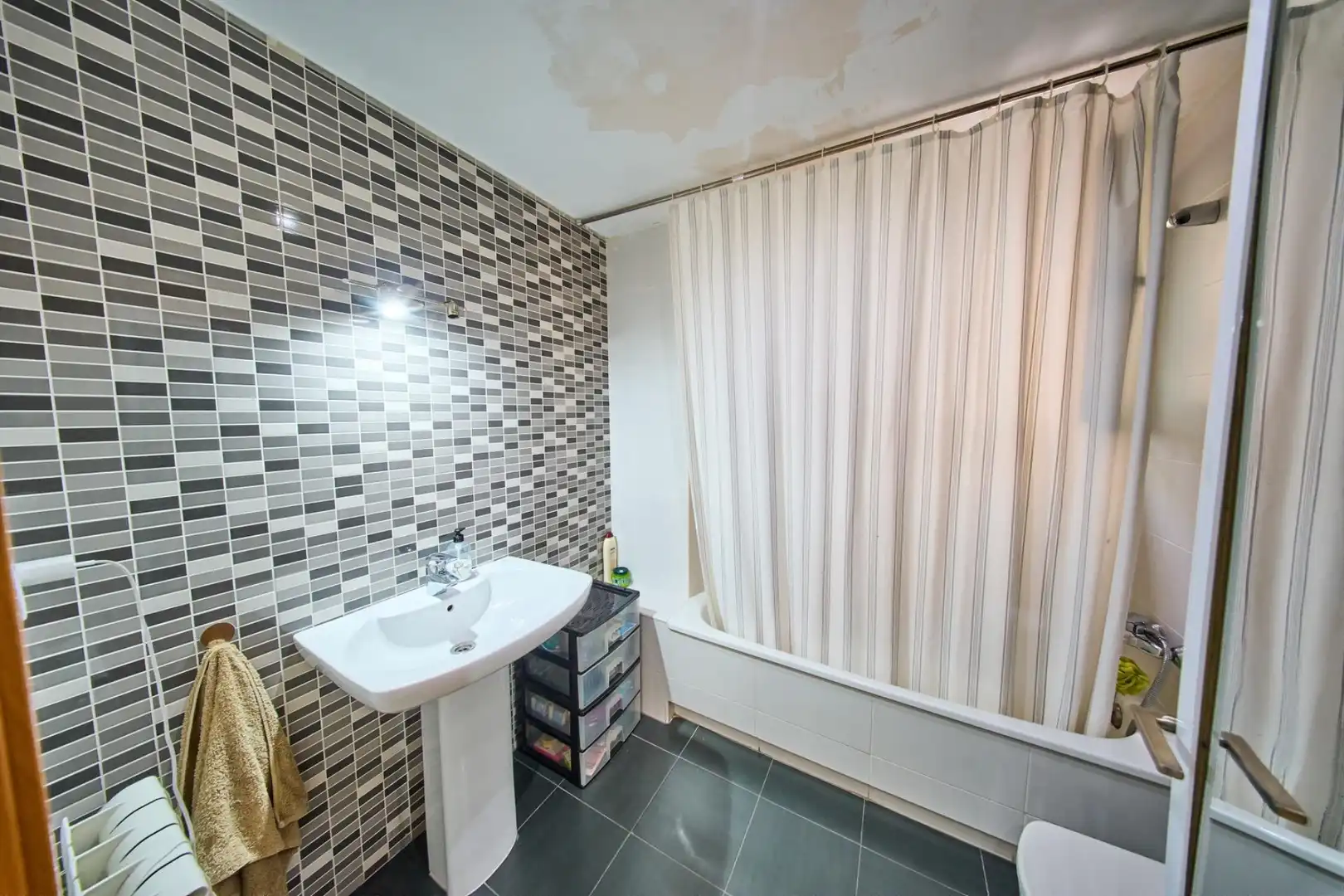 Badezimmer von Wohnung zum Verkauf in Granada mit Heizung, Privatgarten und Gemeinschaftspool