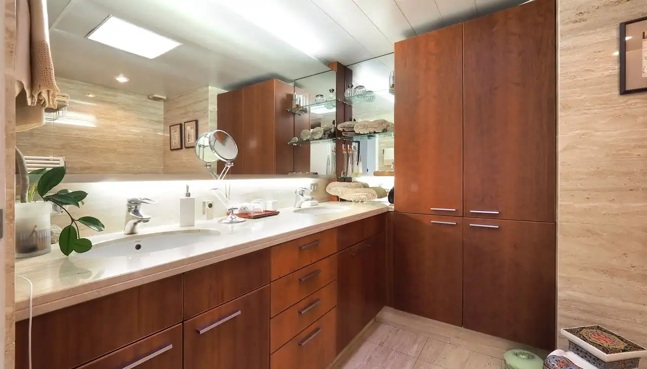 Bathroom of Houses for sale in Barcelona  with Parquet flooring, Terrace and Furnished