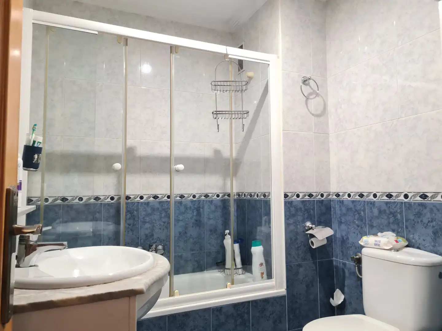 Bathroom of Flat for sale in Sevilla  with Air Conditioner, Terrace and Balcony