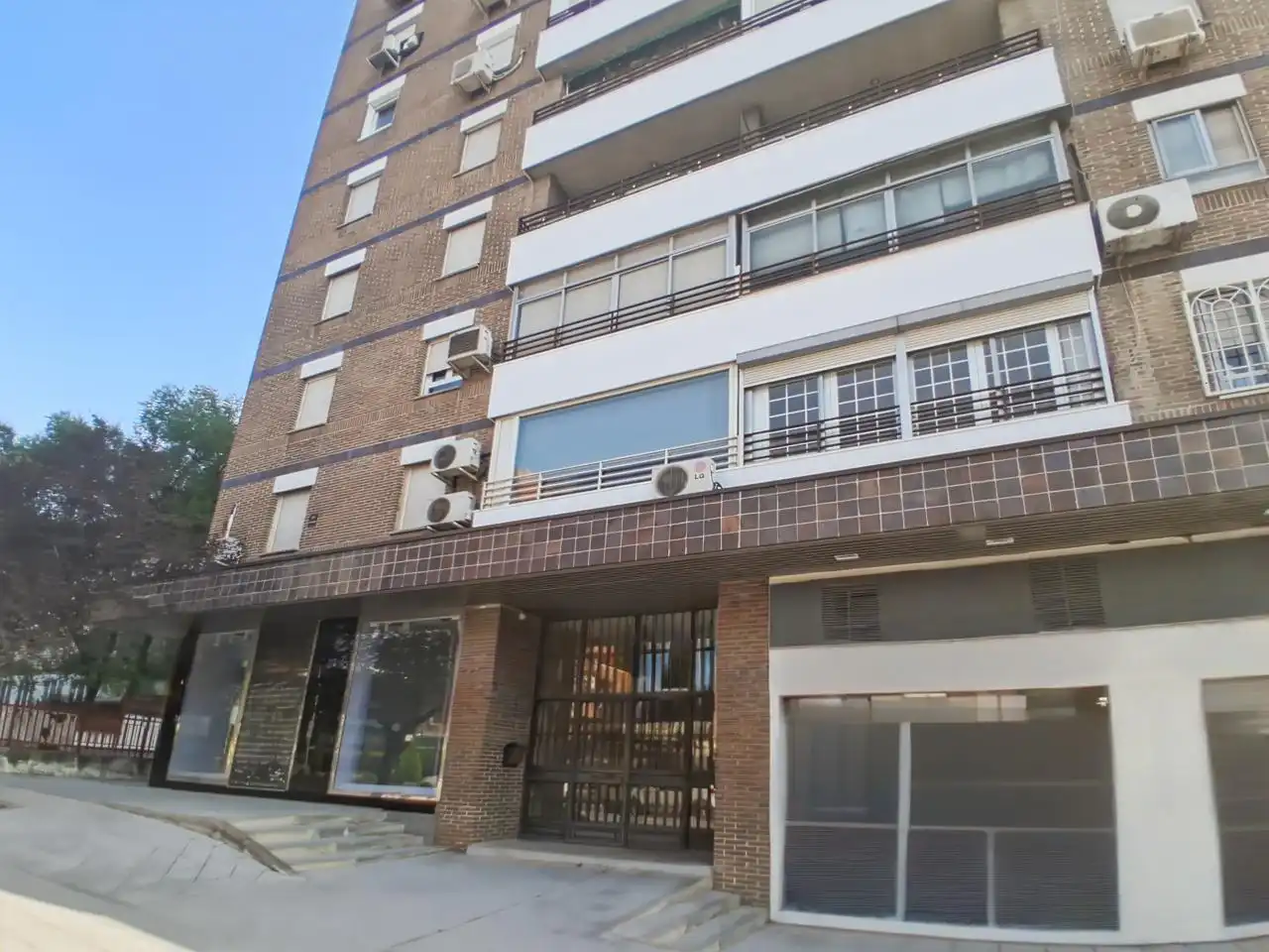 Vista exterior de Pis en venda en Madrid amb Calefacció, Parquet i Terrassa