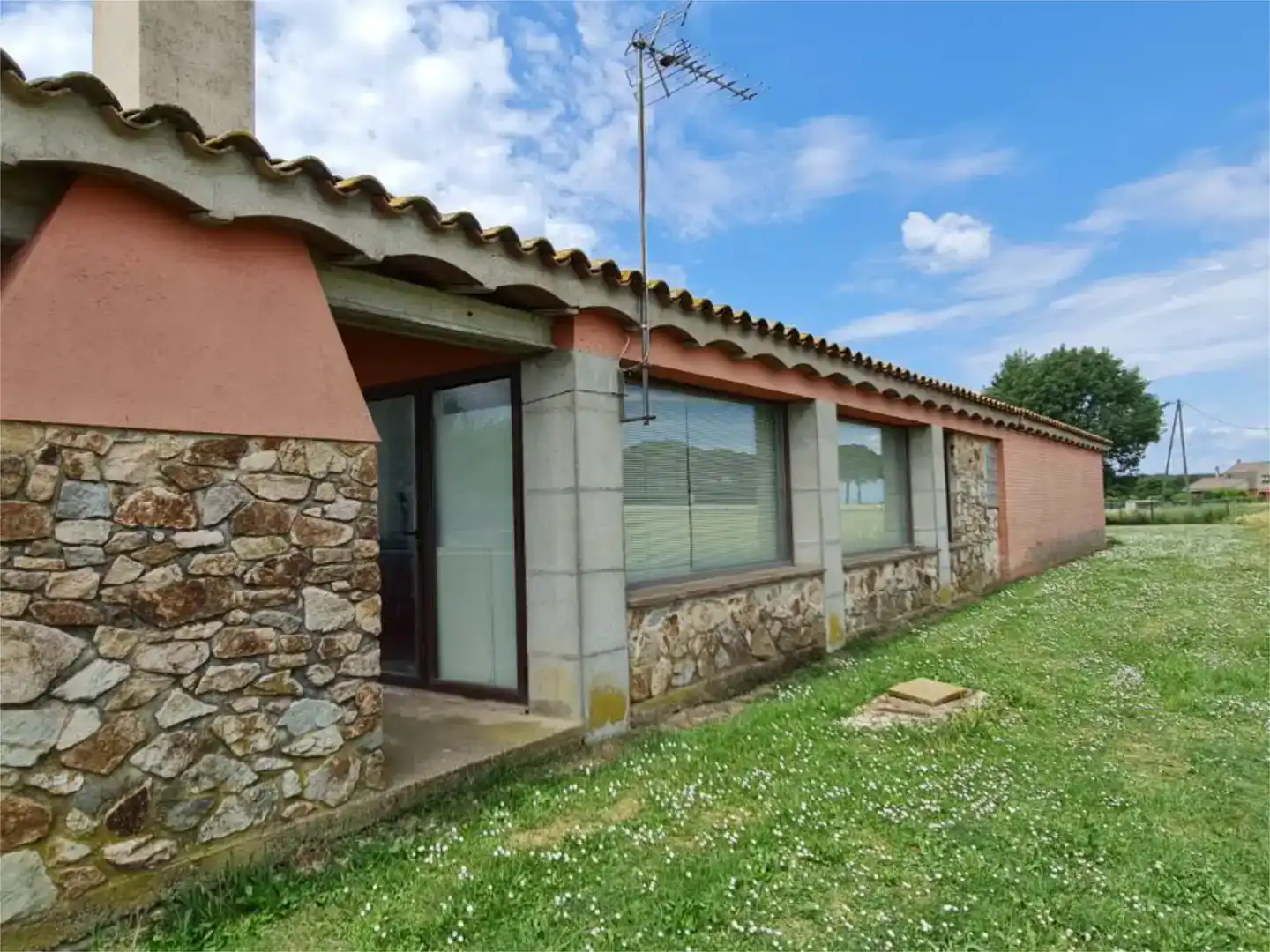 Vista exterior de Finca rústica en venda en Cassà de la Selva amb Balcó