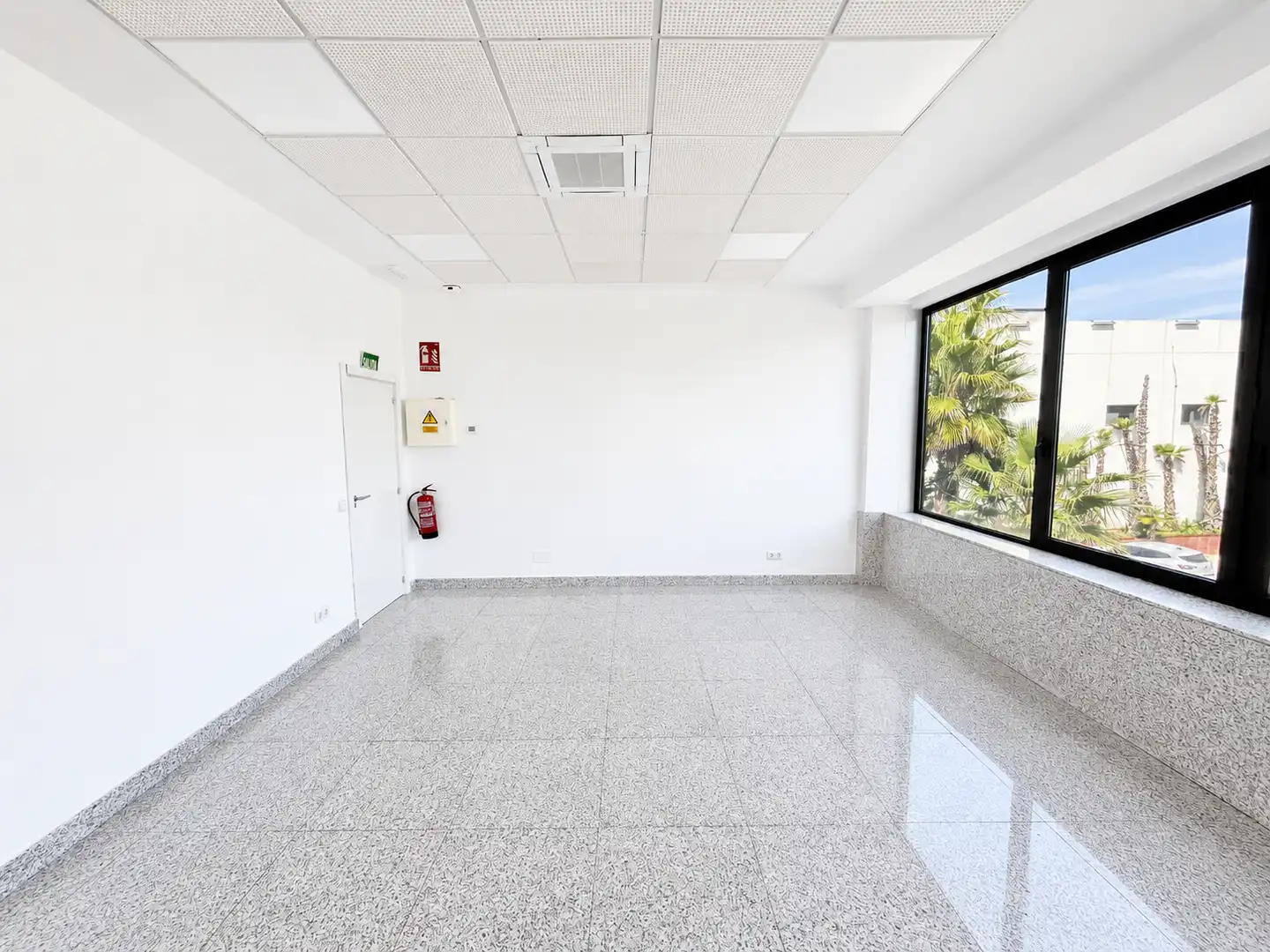 Büro zur Miete in Las Rozas de Madrid mit Klimaanlage, Heizung und Terrasse