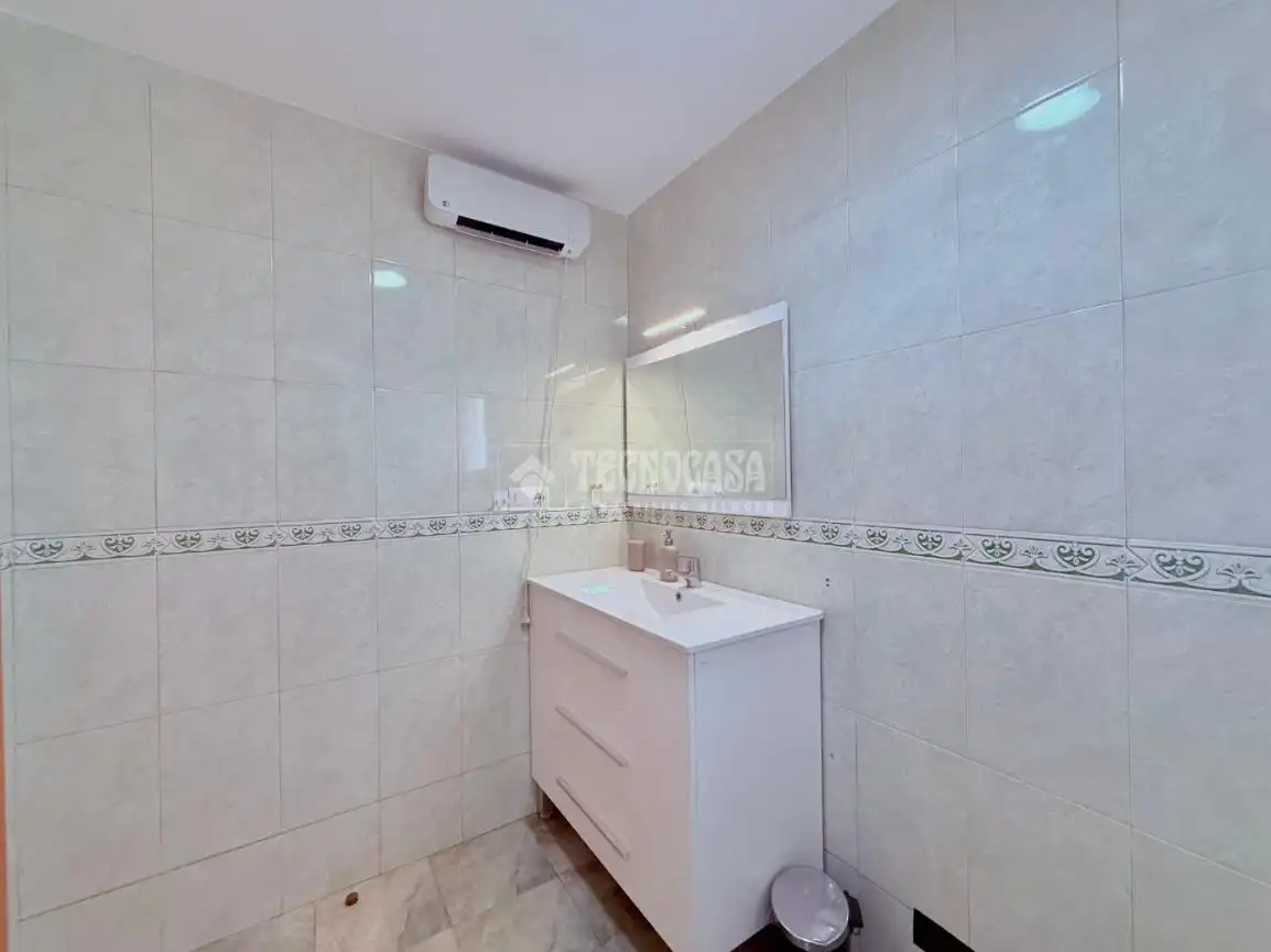 Badezimmer von Wohnung zum Verkauf in Mislata mit Klimaanlage, Möbliert und Balkon