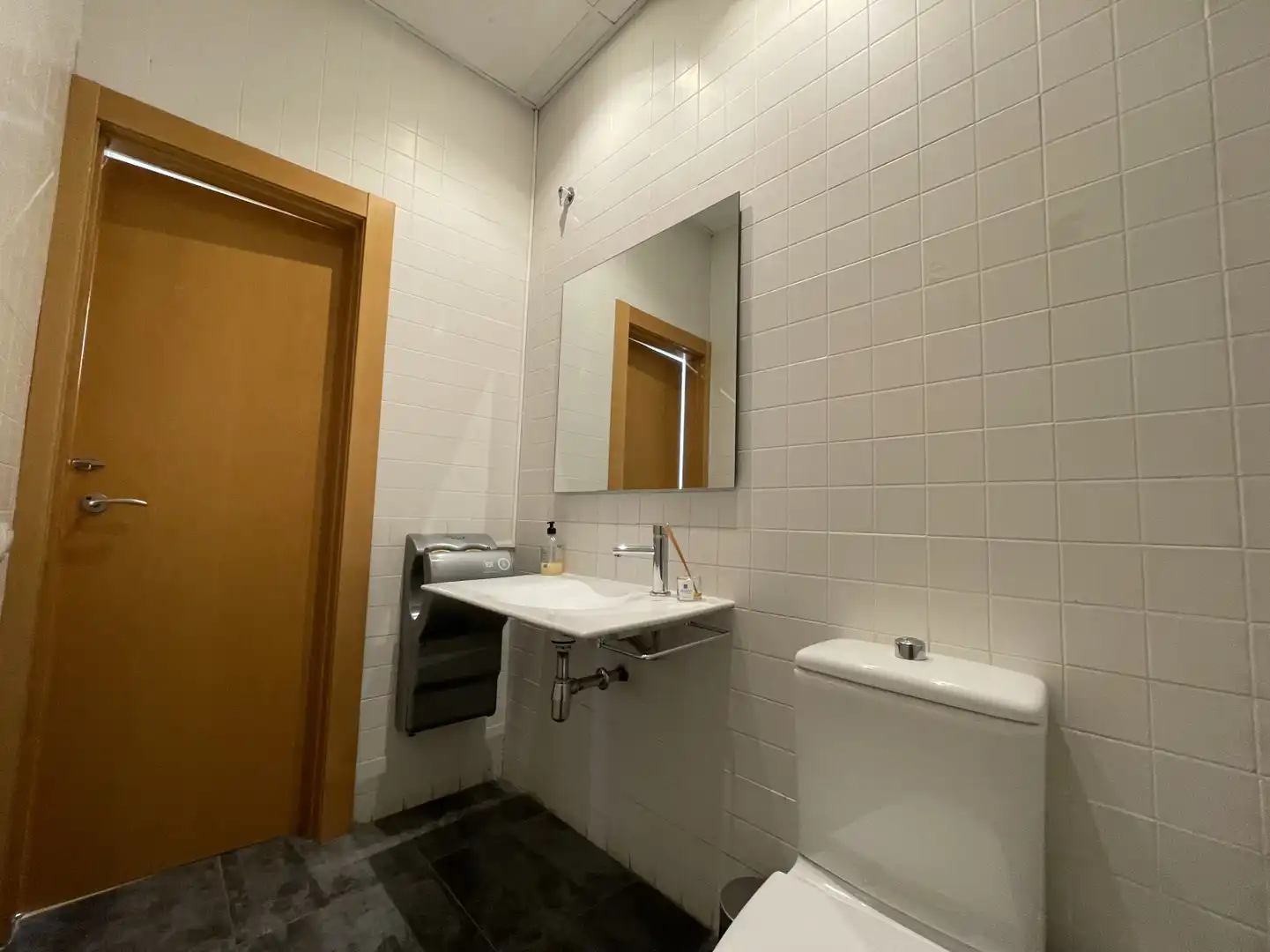 Baño de Local de alquiler en Valencia con Aire acondicionado