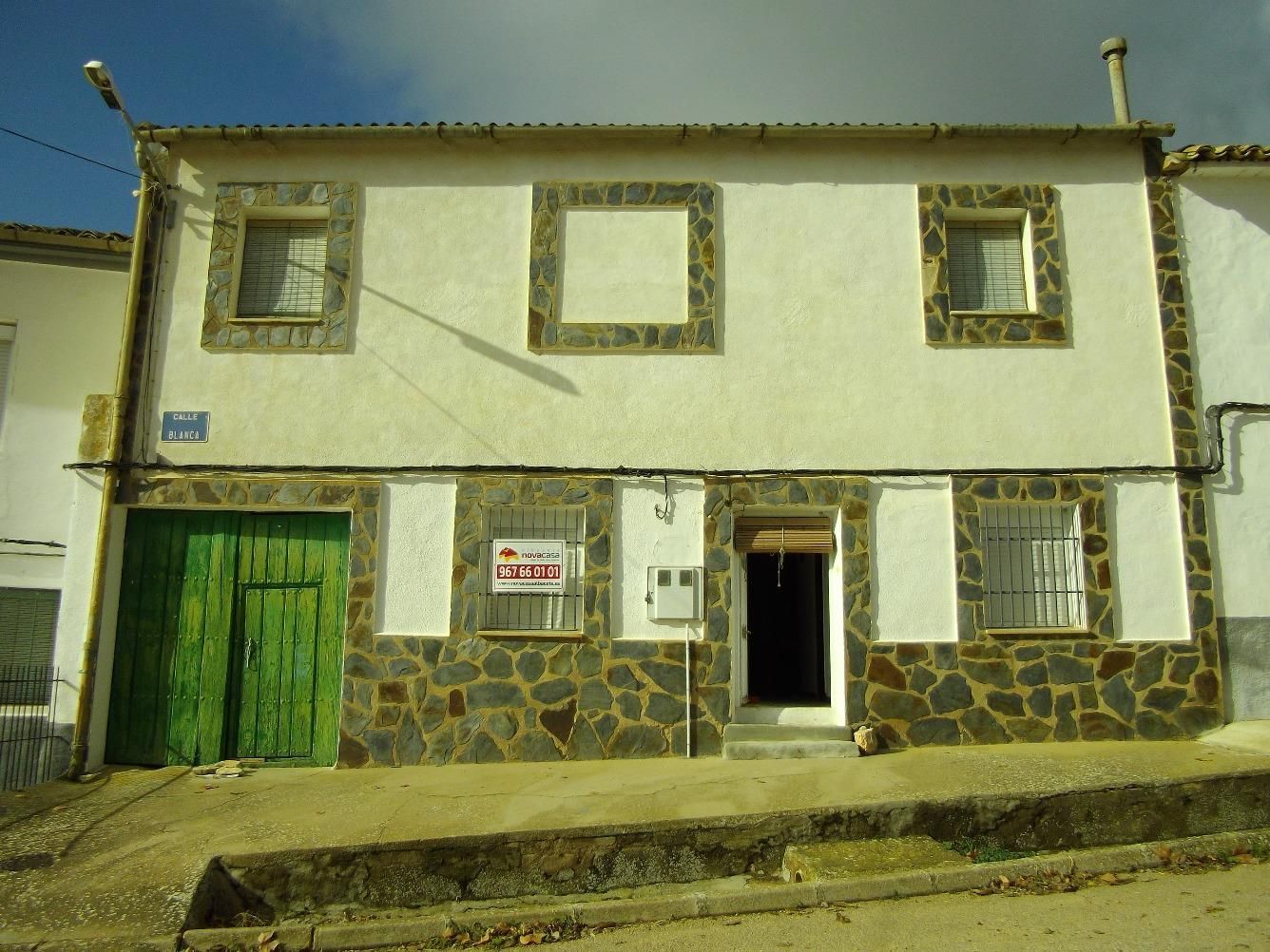 Exterior view of House or chalet for sale in Albaladejo del Cuende  with Terrace, Storage room and Oven