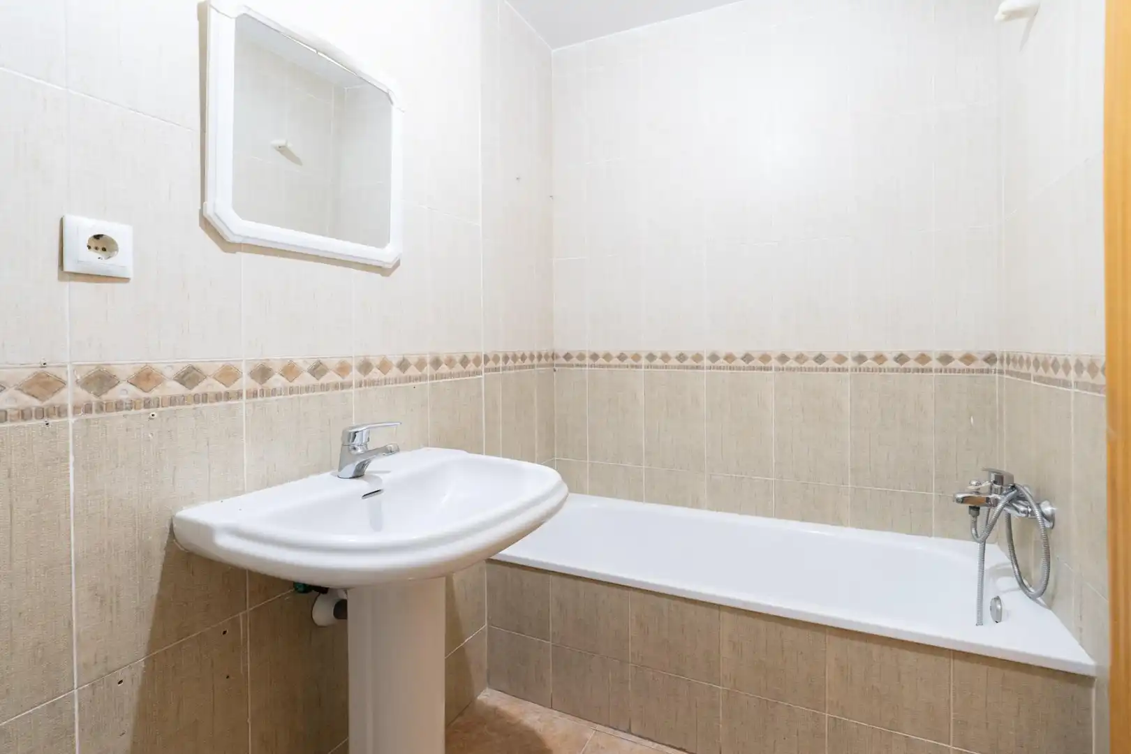 Baño de Piso en venta en Motril con Trastero y Balcón
