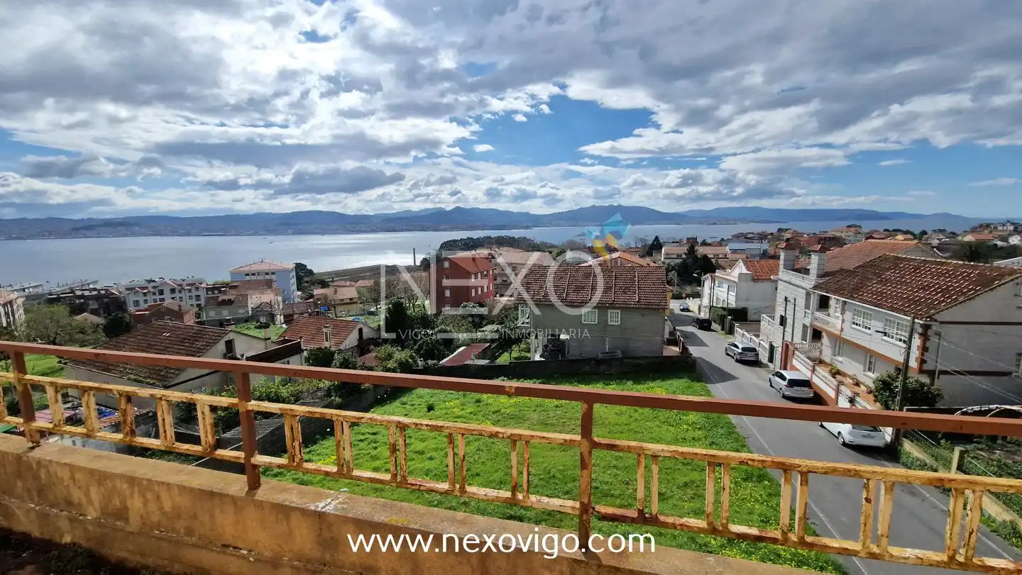 Vista exterior de Casa o xalet en venda en Cangas  amb Calefacció, Jardí privat i Parquet