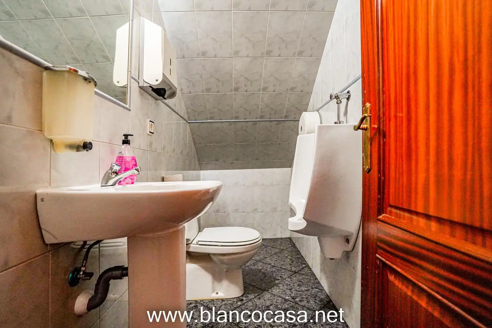 Bathroom of Commercial properties for rent in A Laracha    with Furnished
