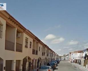 Vista exterior de Casa o xalet en venda en Utrera amb Piscina comunitària