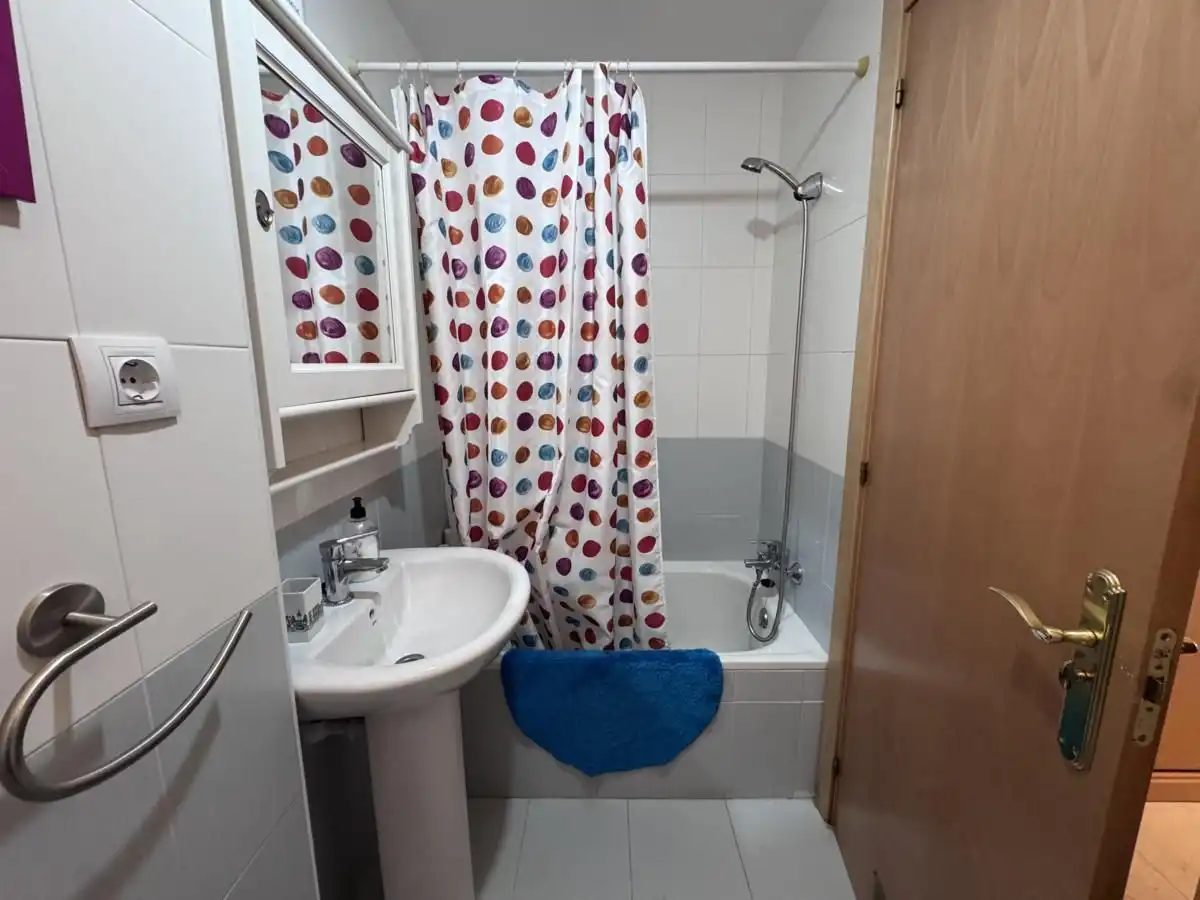 Baño de Apartamento en venta en Llanes con Calefacción, Terraza y Trastero