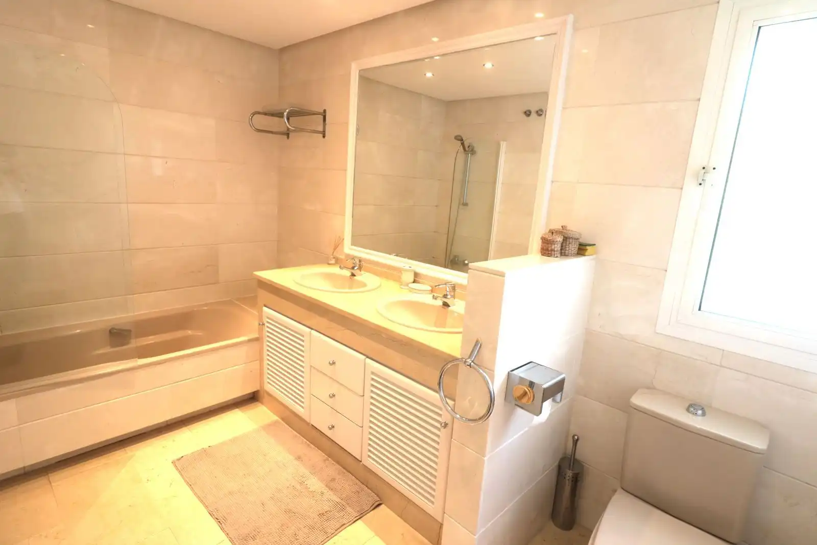 Baño de Piso en venta en Estepona con Aire acondicionado, Terraza y Amueblado