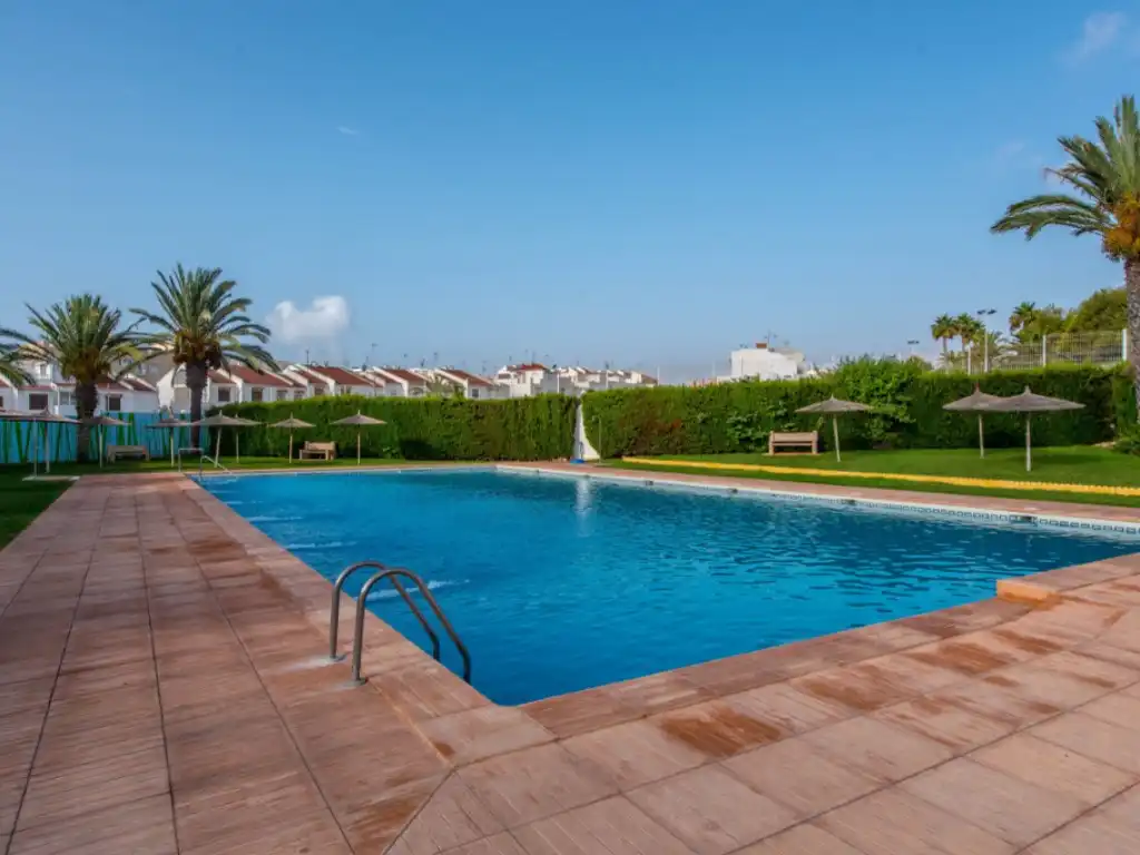 Piscina de Casa adosada en venda en Torrevieja amb Aire condicionat, Moblat i Piscina comunitària