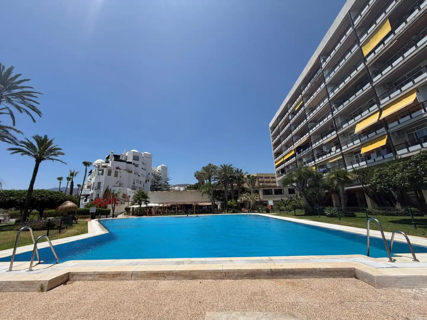 Schwimmbecken von Wohnung zum Verkauf in Torremolinos mit Klimaanlage, Terrasse und Gemeinschaftspool