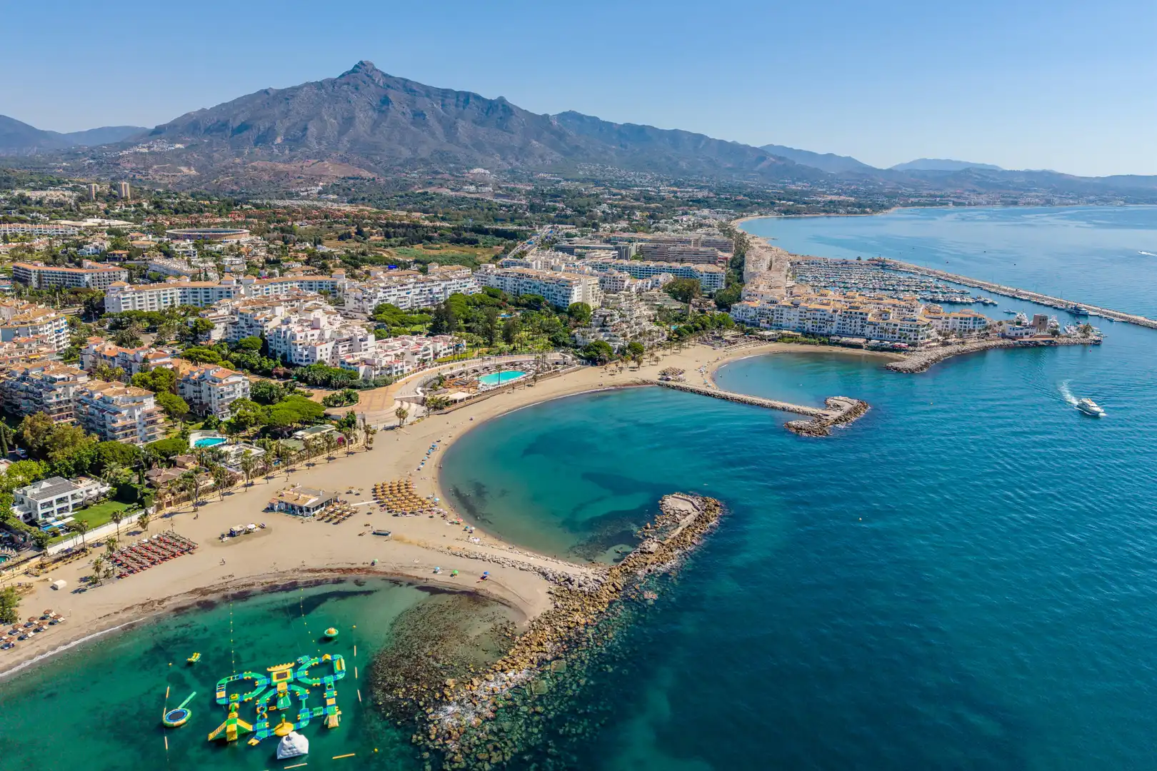 Vista exterior de Local en venta en Nueva Andalucía
