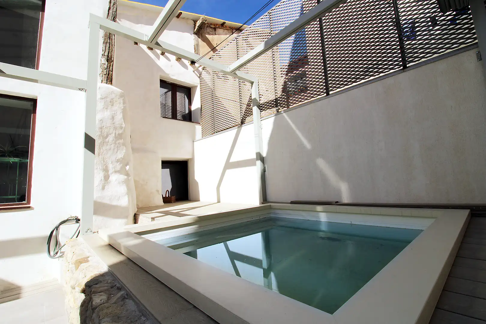 Piscina de Casa adosada en venda en Torrelaguna amb Aire condicionat, Calefacció i Jardí privat