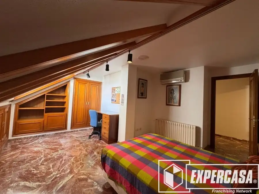 Dormitori de Casa o xalet en venda en Burjassot amb Aire condicionat, Calefacció i Terrassa