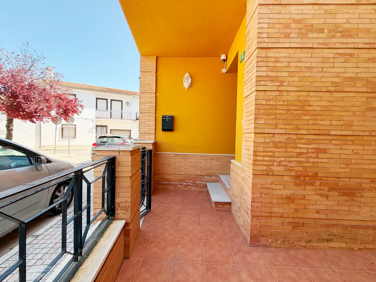Vista exterior de Casa adosada en venda en Campillos amb Terrassa i Traster