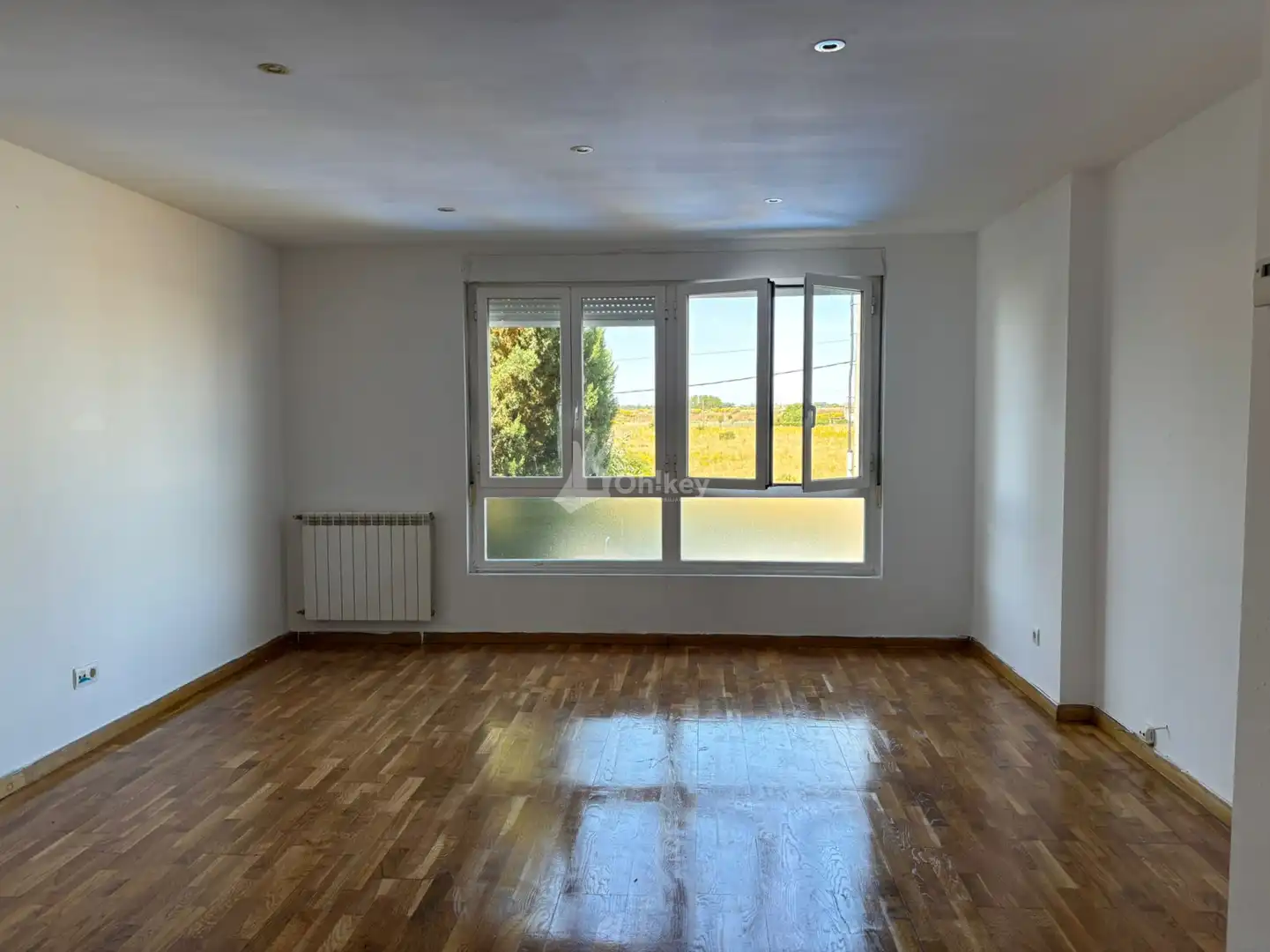 Bedroom of Houses for sale in Onzonilla  with Heating, Parquet flooring and Swimming Pool