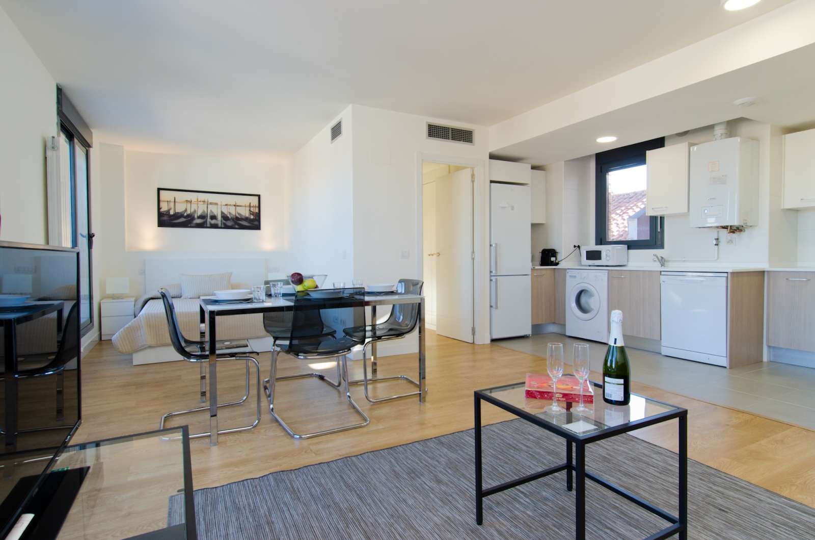 Living room of Study to share in  Madrid Capital  with Air Conditioner and Terrace