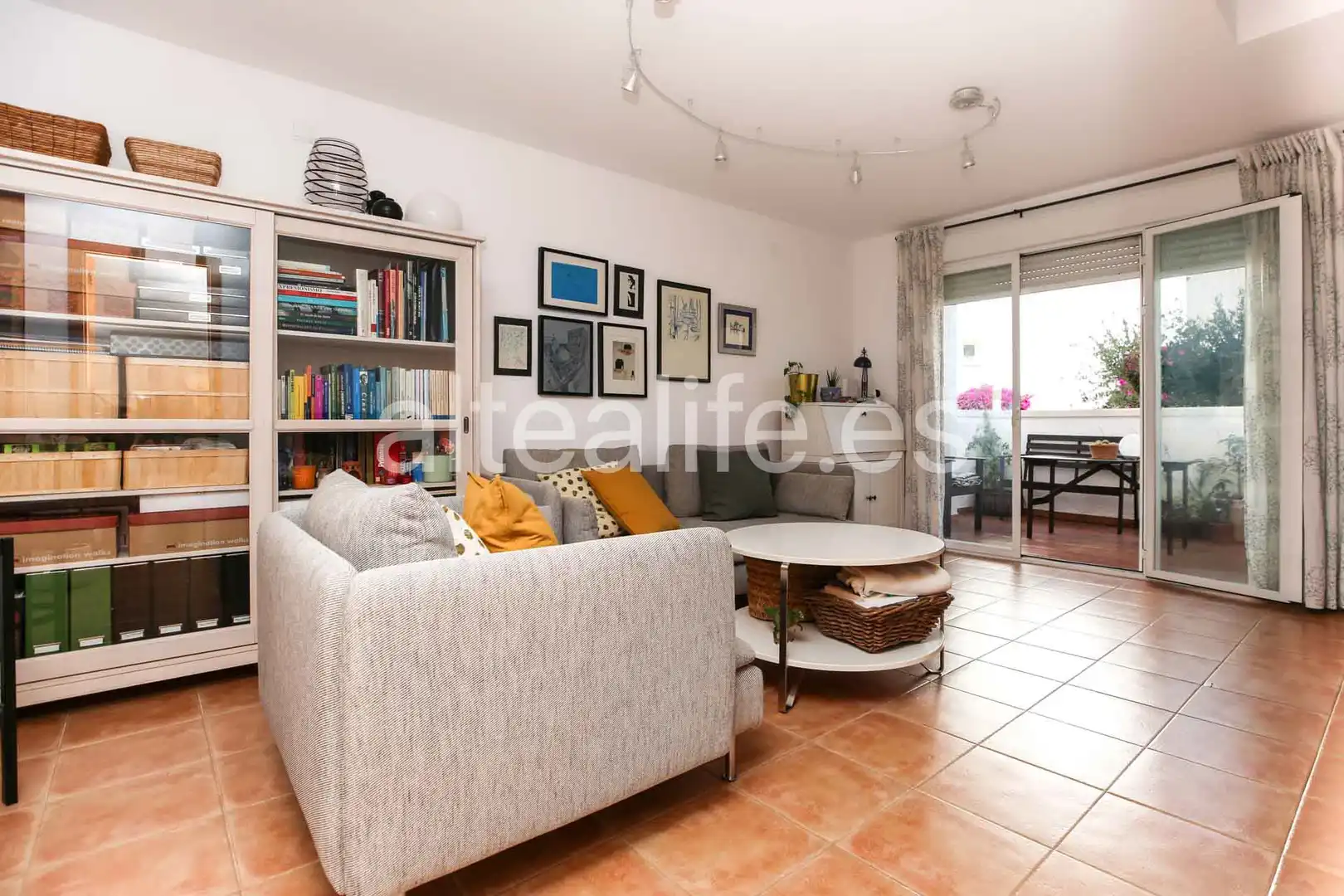 Sala d'estar de Casa adosada en venda en La Nucia amb Terrassa i Piscina comunitària