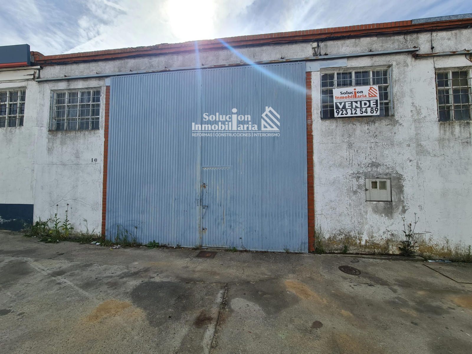 Vista exterior de Nau industrial en venda en Villares de la Reina amb Calefacció