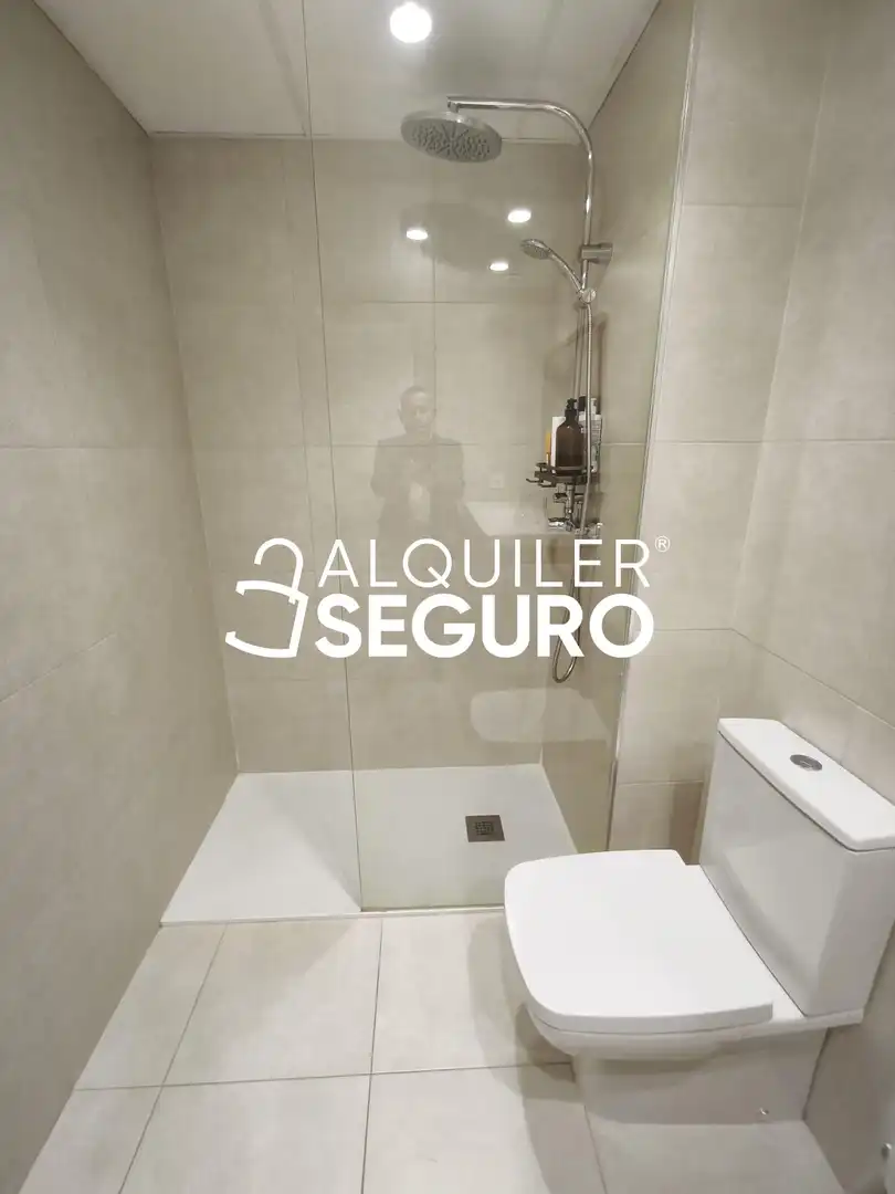 Bathroom of Flat for rent in Zaragoza  with Air Conditioner, Heating and Terrace