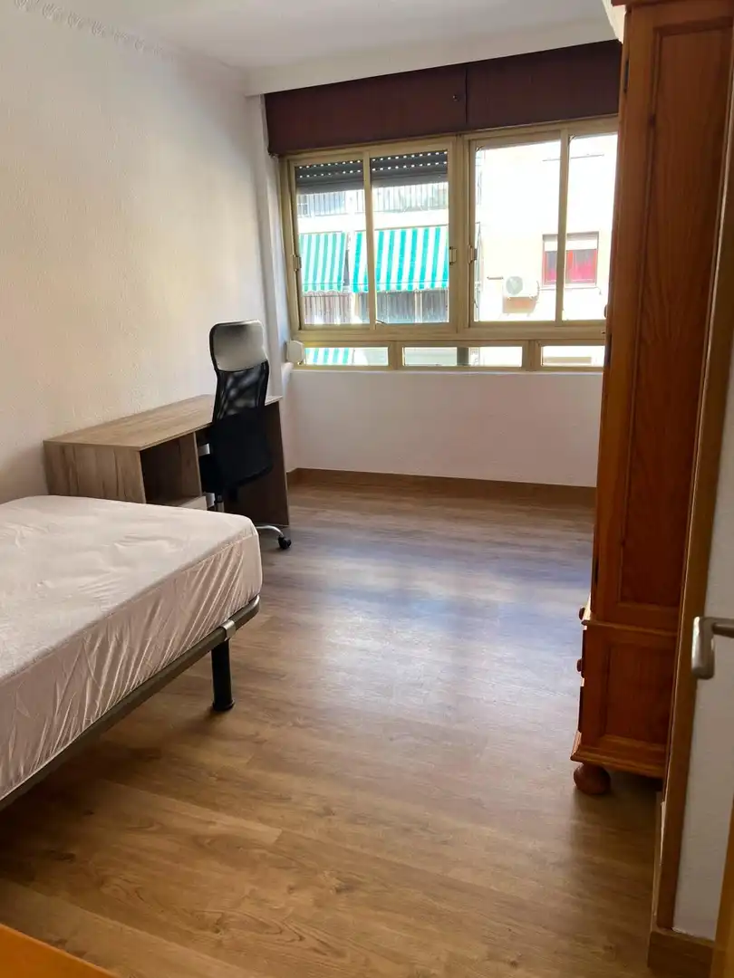 Dormitori de Apartament de lloguer en Almería amb Aire condicionat i Moblat