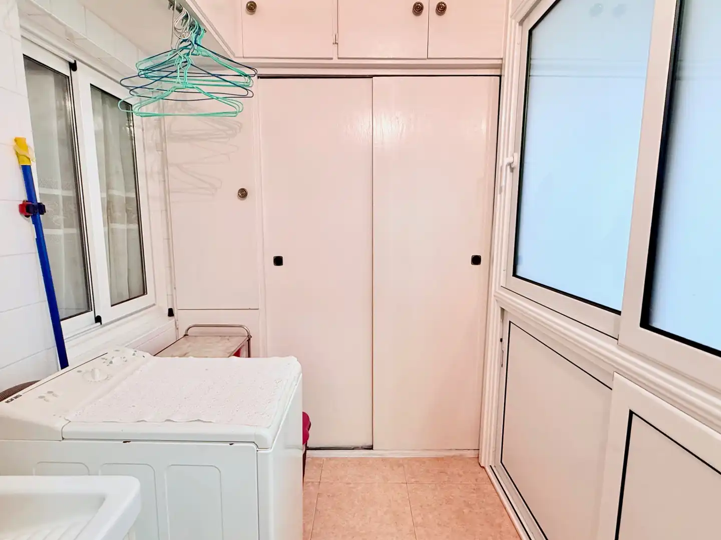 Habitación de Piso en venta en Sant Feliu de Llobregat con Amueblado, Horno y Balcón