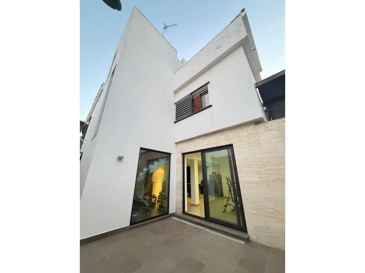 Vista exterior de Casa o xalet en venda en Chiclana de la Frontera amb Aire condicionat, Jardí privat i Terrassa