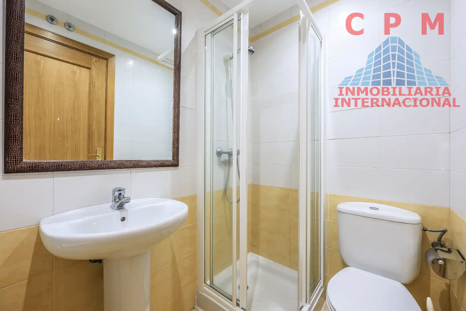 Bathroom of Flat for rent in Madrid  with Air Conditioner, Heating and Parquet flooring