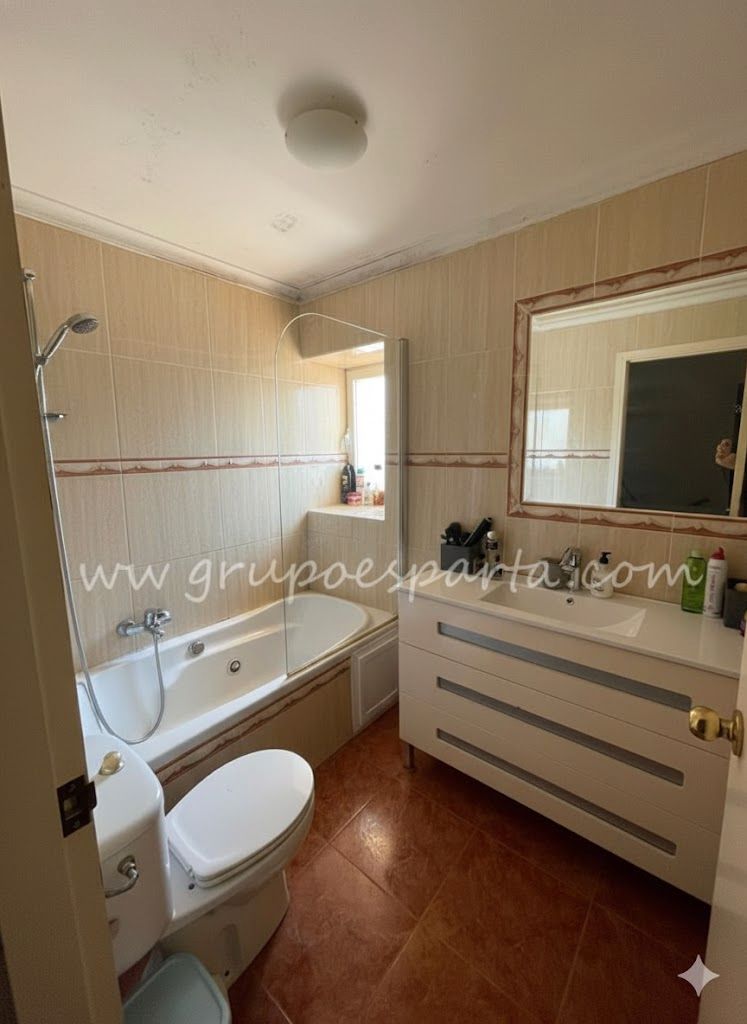 Baño de Casa adosada en venta en Villanueva del Ariscal con Aire acondicionado y Piscina comunitaria