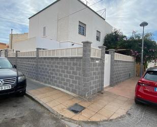 Vista exterior de Casa o xalet de lloguer en  Almería Capital amb Aire condicionat, Calefacció i Jardí privat