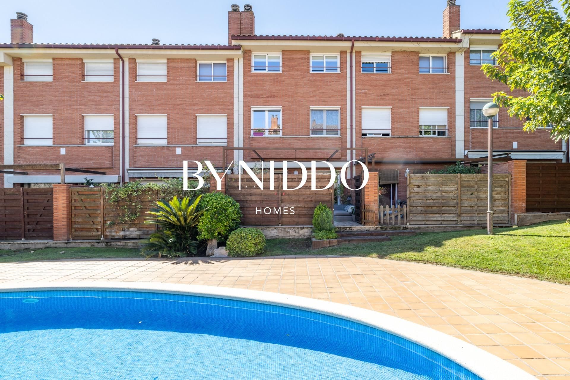 Exterior view of Single-family semi-detached for sale in Sant Cugat del Vallès  with Air Conditioner, Heating and Private garden